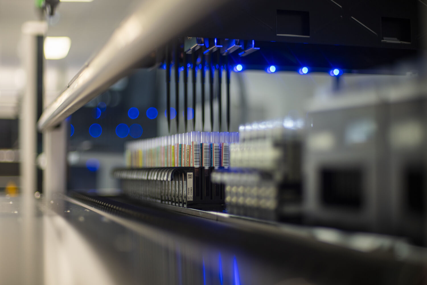 Laboratoire QBD Anger automate tubes © EFS Thomas Gogny 