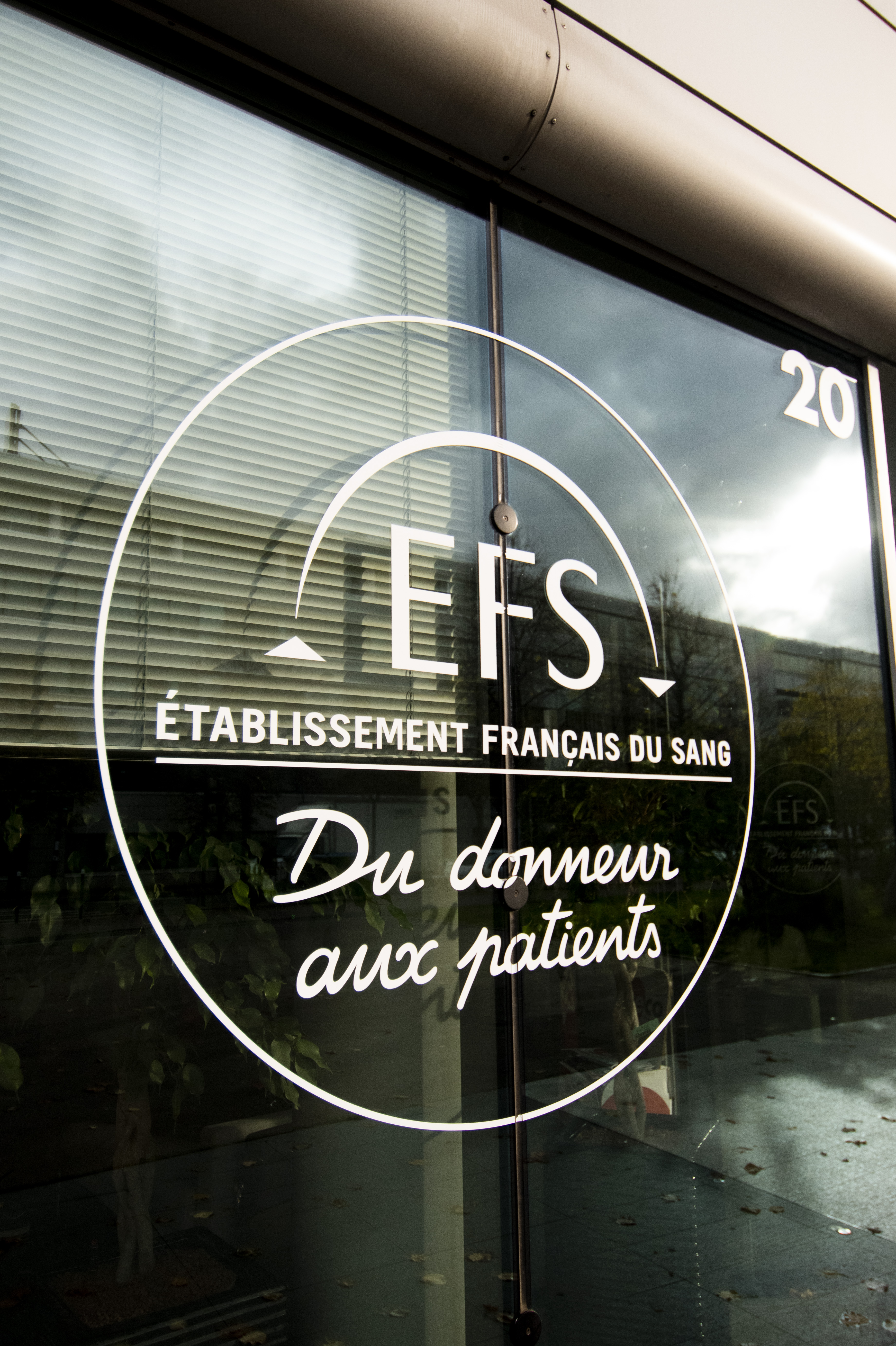 Logo sur la façade du siège national de l'EFS
