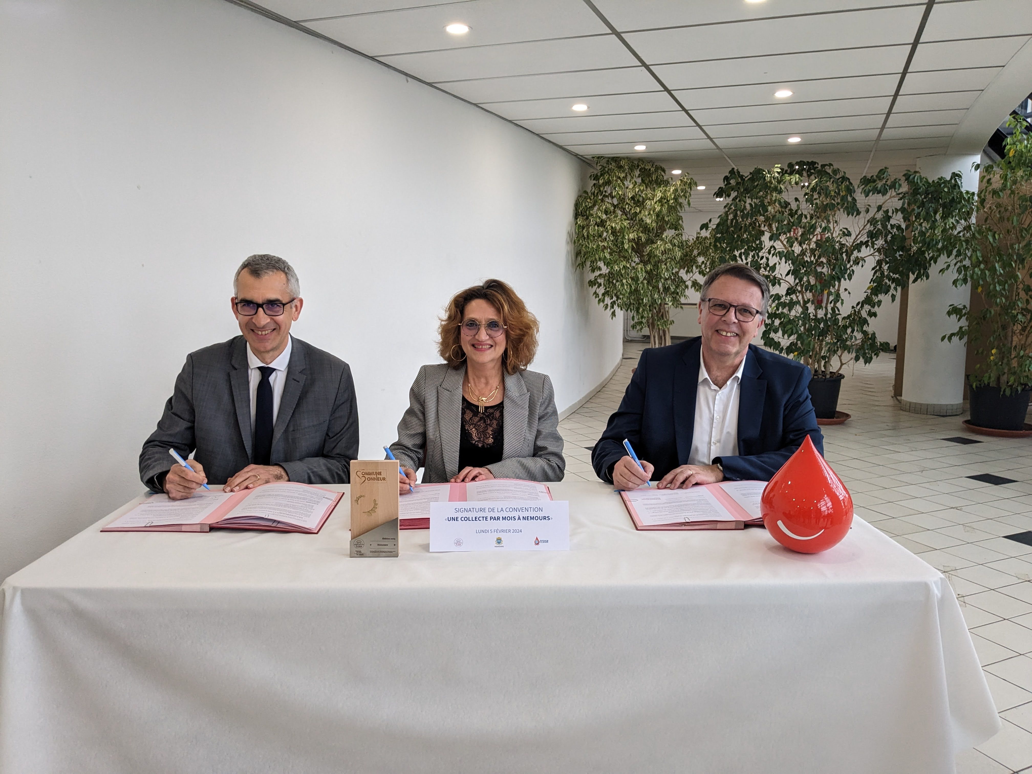 Signature de la convention "Une collecte par mois" de la ville d'Etampes le 18 juin 2025.