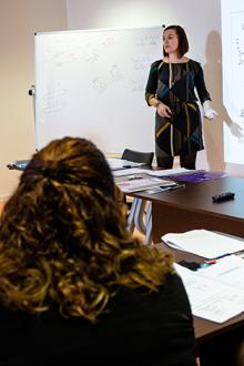 Professeur et élèves dans une salle de formation