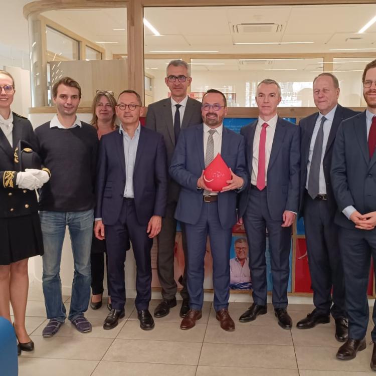 Photo du ministre Yannick Neuder à la maison du don de Zola