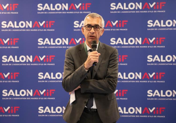 Stéphane NOEL, directeur de l'Etablissement français du sang Ile-de-France a remis les trophées aux 38 communes labellisées en 2025. Crédit photo : AMIF Stéphane NOEL, directeur de l'Etablissement français du sang Ile-de-France a remis les trophées aux 38 communes labellisées en 2025. Crédit photo : AMIF