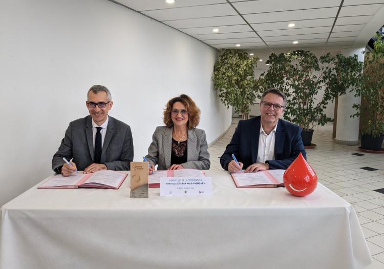 Signature de la convention "Une collecte par mois" de la ville d'Etampes le 18 juin 2025.