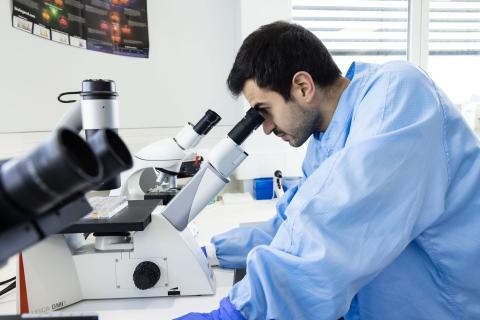 UMR-de-Besançon-Chercheur_© EFS Philippe Castano