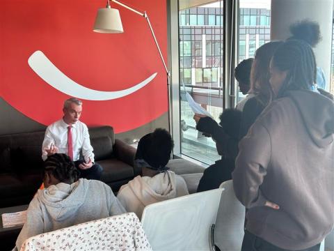 Les collégiennes posent des questions au président