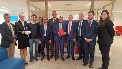 Photo du ministre Yannick Neuder à la maison du don de Zola