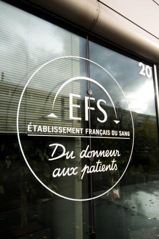 Logo sur la façade du siège national de l'EFS