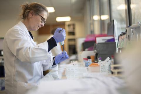 Technicienne de laboratoire_© EFS Thomas Gogny