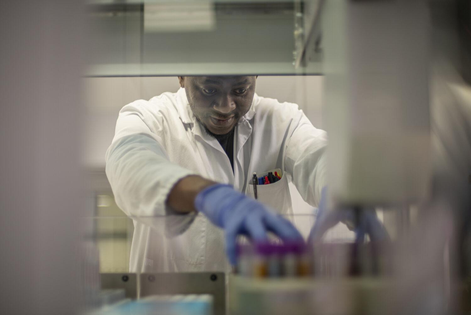 Qualification biologique des dons_© EFS Thomas Gogny