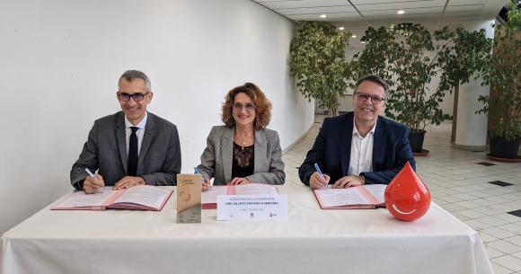 Signature de la convention "Une collecte par mois" de la ville d'Etampes le 18 juin 2025.