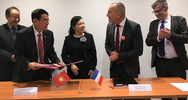 Le premier ministre et la ministre de la Santé et de la Solidarité renforcent le partenariat franco-vietnamien dans le domaine de la transfusion sanguine 